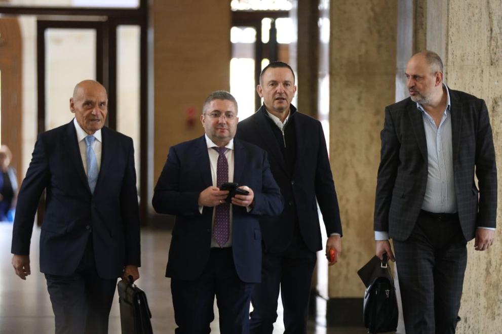 Адвокат Людмил Рангелов (л), депутатът от ГЕРБ-СДС Николай Нанков и бившият кмет на Варна Иван Портних (д)