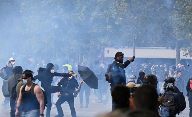 1200 арестувани, горящи сгради, и 150 ранени полицаи: Протестите във Франция прераснаха в погроми