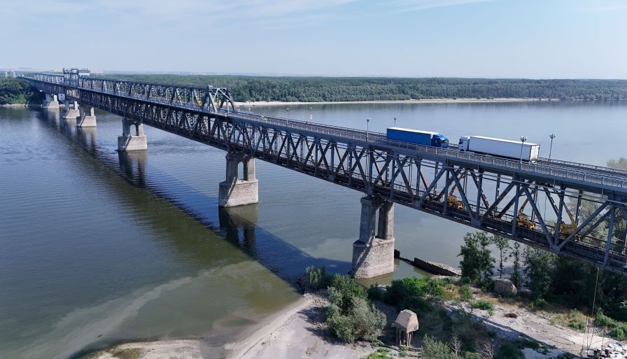 Ограничават движението по "Дунав мост" при Русе заради ремонт