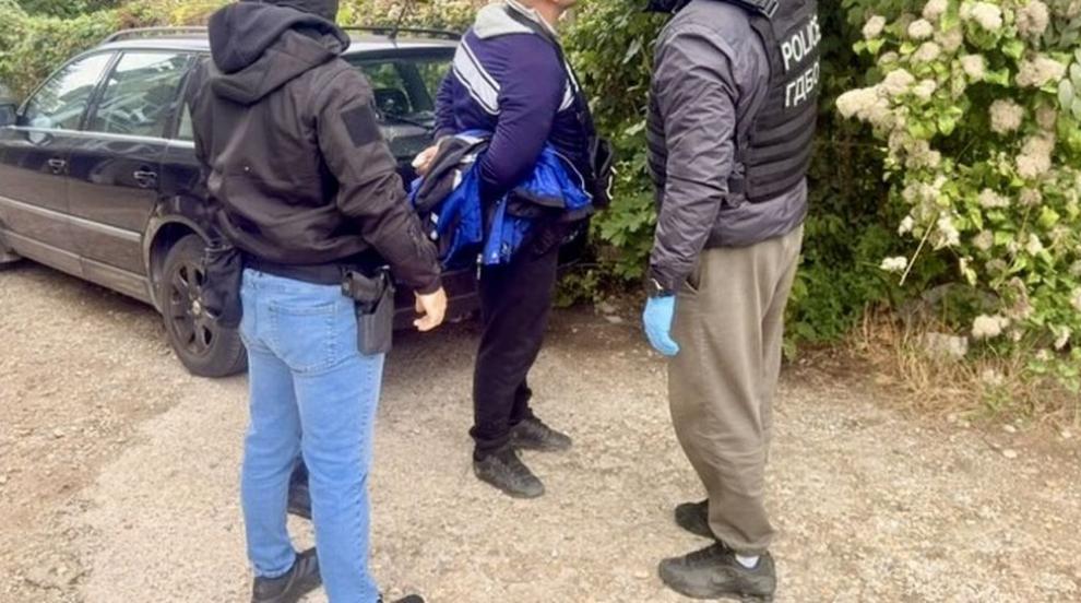 След опит да избяга и изхвърли дрогата: Заловиха дилър на фентанил в Русе (СНИМКИ)