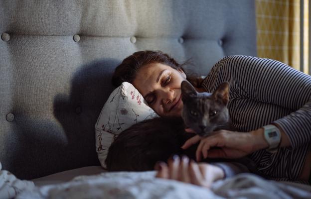 Жена вкъщи с котка