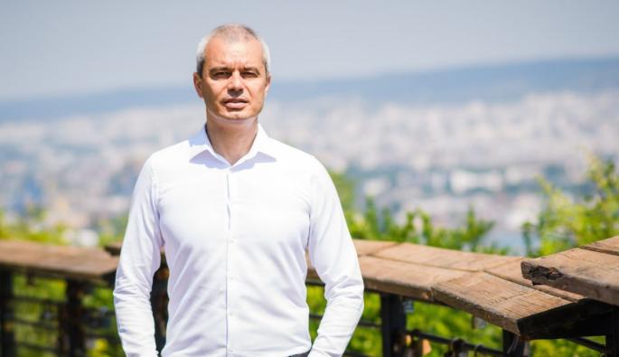 Кандидатът за президент Костадин Костадинов отвори дома си и сподели интересни моменти за себе си