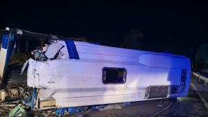 челен сблъсък между автобус и камион на пътя Пазарджик и
