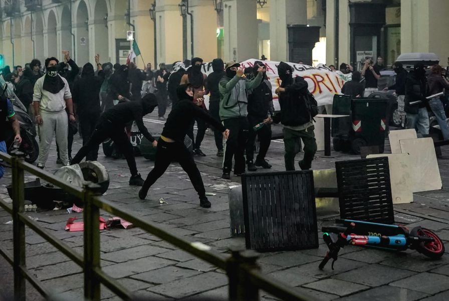 Италия изпраща 500 войници в Милано след грабежи и сблъсъци с протестиращи
