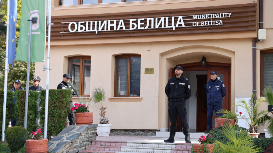 <p>Арестуваха кмета на&nbsp;Белица пред очите на Пеевски:&nbsp;Ради, няма да се тревожиш</p>