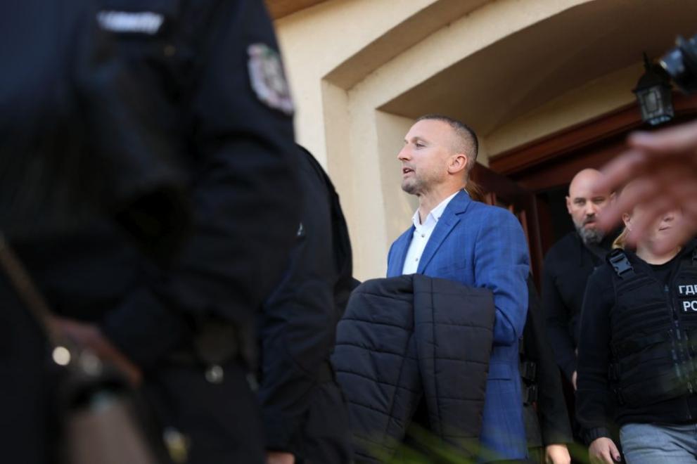 На 21 октомври кметът на Белица Радослав Ревански беше изведен с белезници от Общината