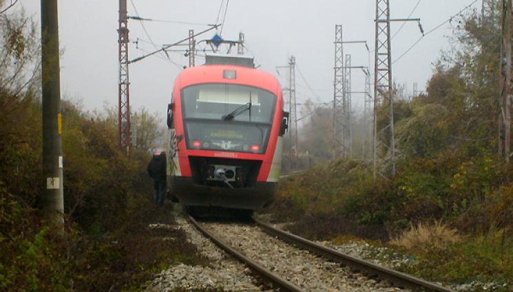 влак - УЖАС: Мъж падна от влак на жп гарата в Чирпан