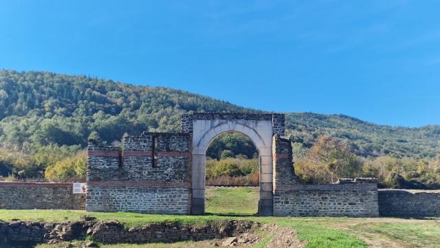 Нова находка край крепостта „Состра“: Откриха останки от римска сграда