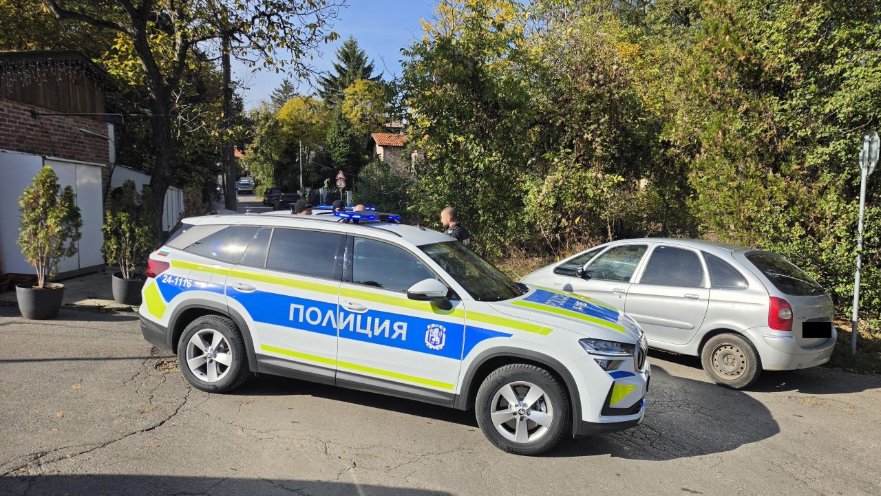 <p>Криминалисти и спешни екипи на мястото на убийството на бизнесмена и бивш евродепутат Слави Бинев, който бе застрелян в дома си в кв. &bdquo;Павлово&ldquo; след битов конфликт.</p>