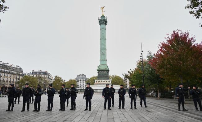 Мащабни протести в Париж затвориха Лувъра и изкараха 70 000 полицаи по улиците