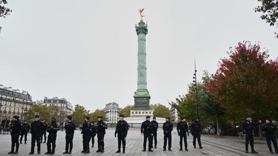Мащабни протести в Париж затвориха Лувъра и изкараха 70 000 полицаи по улиците