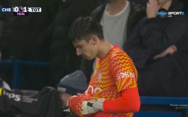 Автогол на Майк Пендерс изведе Тотнъм напред срещу Челси (видео)