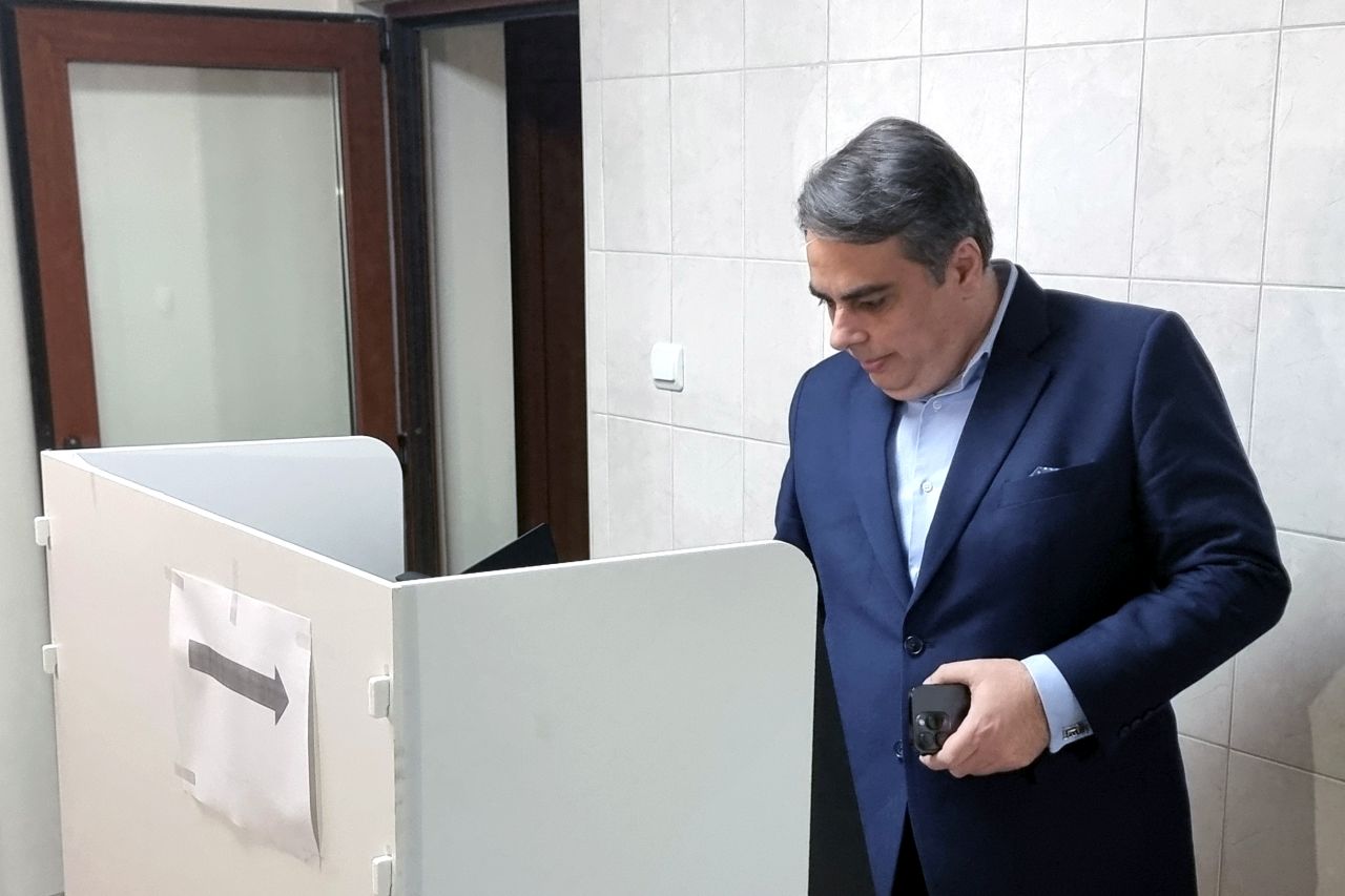 <p>Асен Василев гласува на вота за президент и вицепрезидент в 28-а секция в родния си град Хасково.</p>