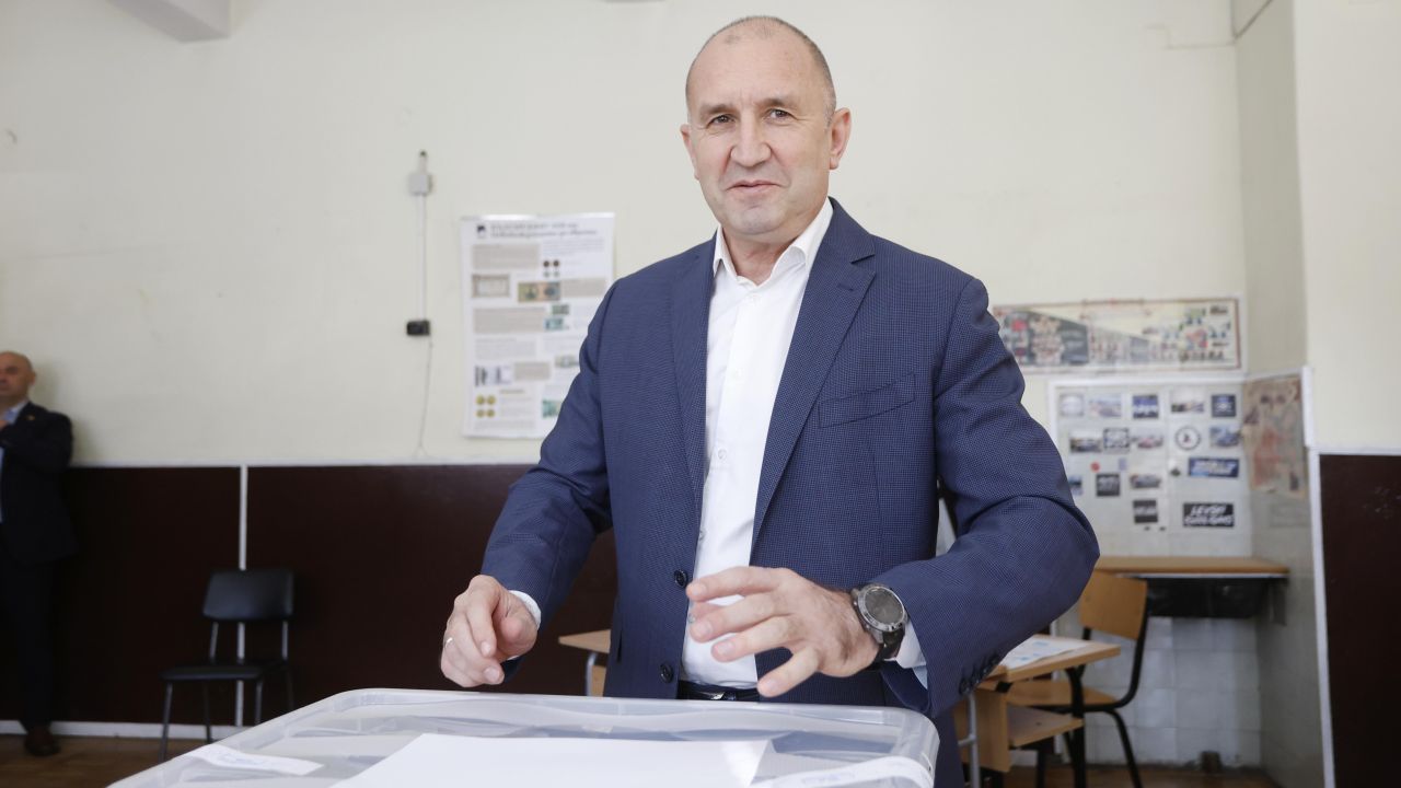 <p>Днес в София, 25 октомври, в Професионална гимназия по транспорт &bdquo;Макгахан&ldquo;, Румен Радев гласува за президент на Република България.</p>