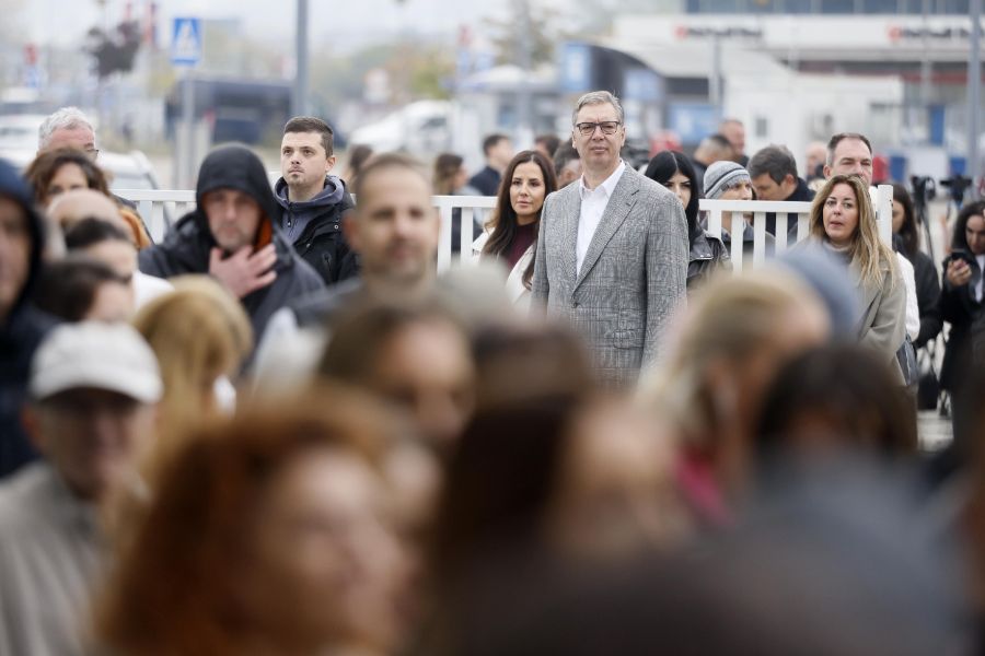 <p>Сватбена еуфория и политически страсти: Вучич със съпругата си в бяло, младоженци пред урните и опашки за вота в Сърбия.</p>