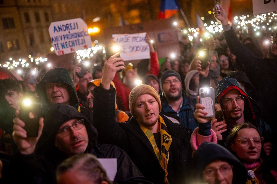 <p>Протестиращи опитаха да нахлуят в парламента в Чехия.</p>