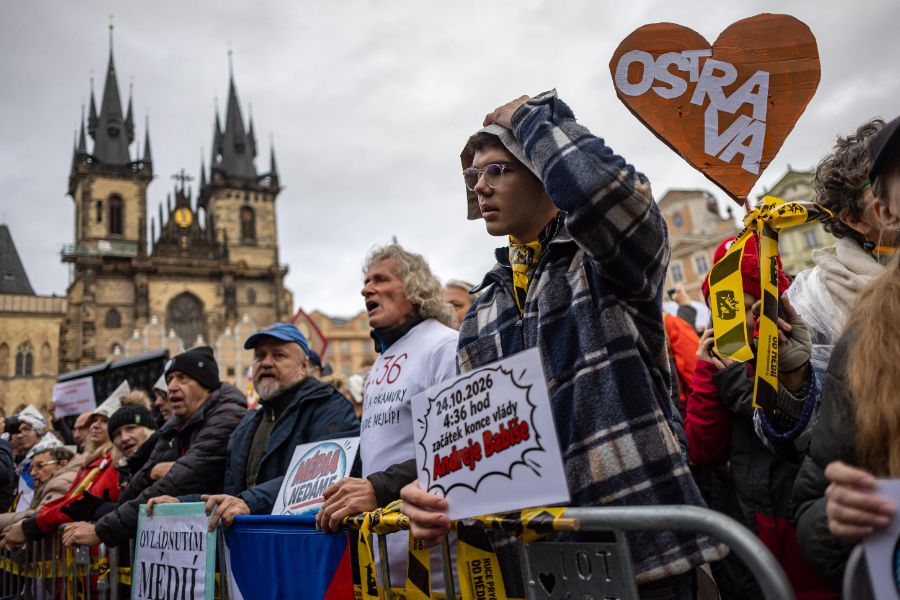 <p>Протестиращи опитаха да нахлуят в парламента в Чехия.</p>
