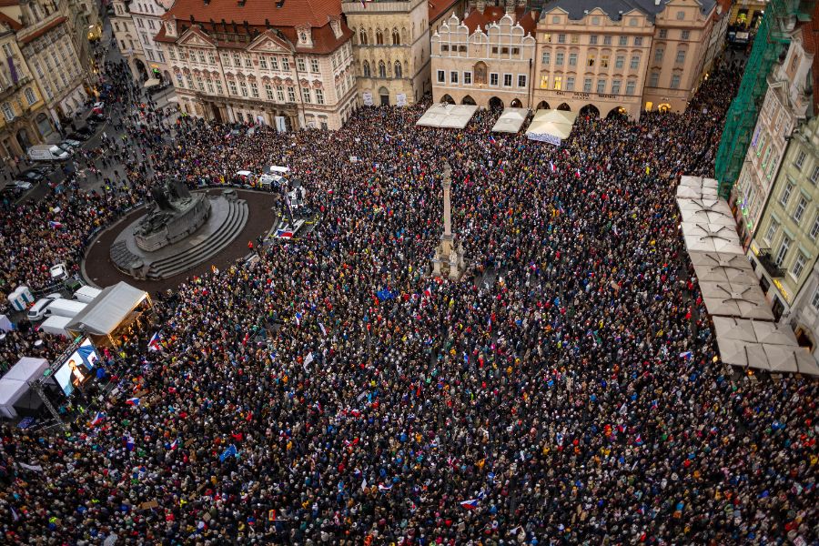 <p>Протестиращи опитаха да нахлуят в парламента в Чехия.</p>