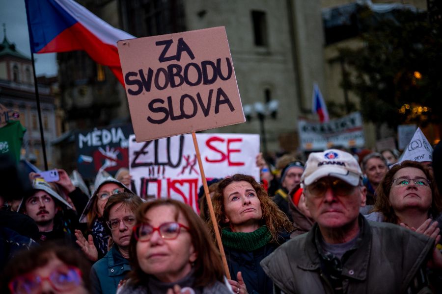 <p>Протестиращи опитаха да нахлуят в парламента в Чехия.</p>