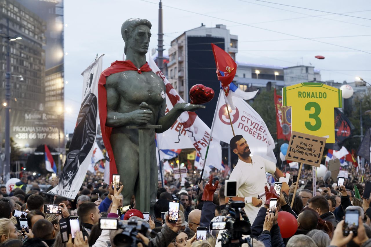 <p>Историческата изборна нощ в Сърбия превърна улиците на Белград, Нови Сад и десетки други градове в сцена на всеобща еуфория. След като Александър Вучич призна поражението си пред Студентската листа, хиляди граждани остана до зори по площади и кръстовища, за да отпразнуват края на 14-годишната ера на управляващата партия</p>