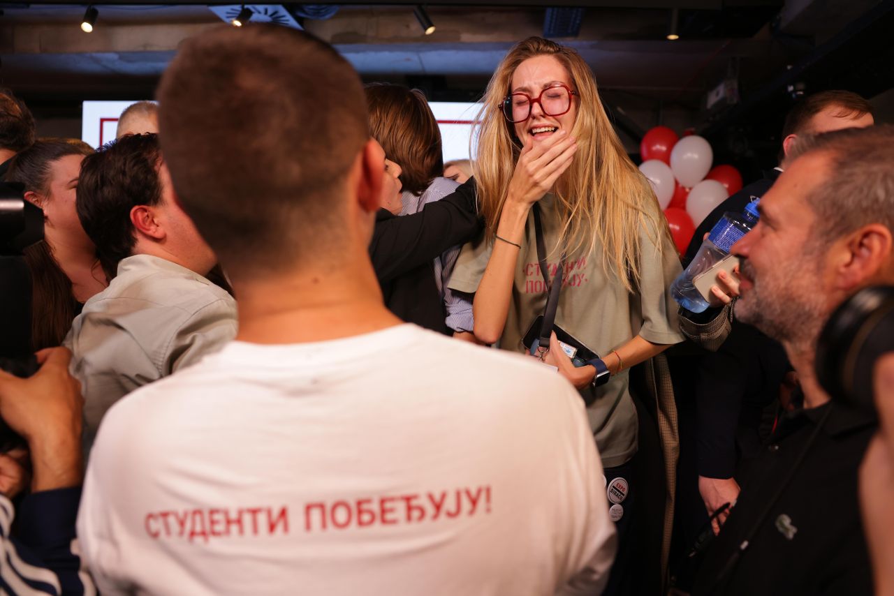<p>Историческата изборна нощ в Сърбия превърна улиците на Белград, Нови Сад и десетки други градове в сцена на всеобща еуфория. След като Александър Вучич призна поражението си пред Студентската листа, хиляди граждани остана до зори по площади и кръстовища, за да отпразнуват края на 14-годишната ера на управляващата партия</p>