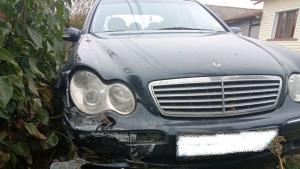 Малолетен се заби в ограда на къща с автомобила на