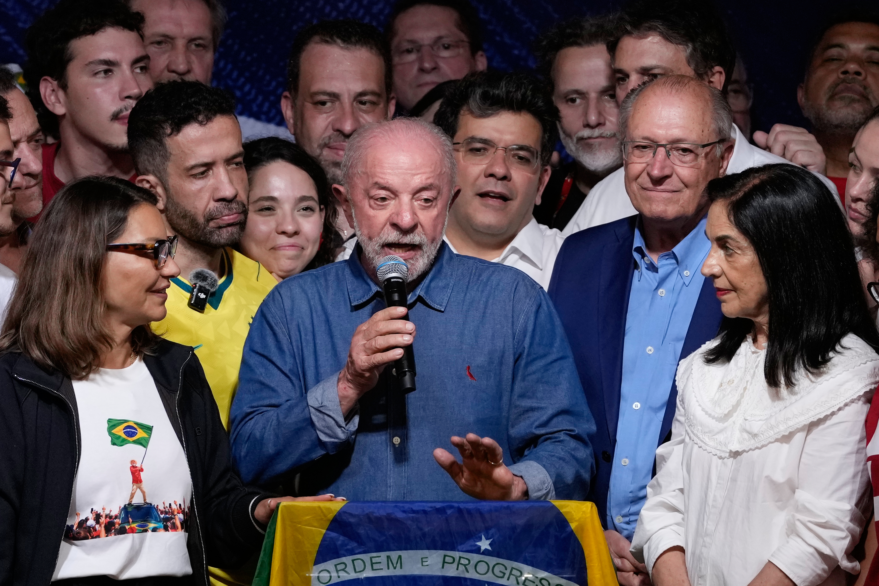 <p>Лула победи Болсонаро, който отказва да признае резултата.</p>