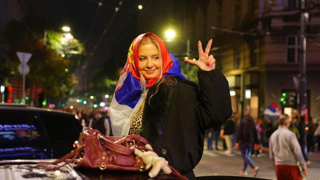 Сърбия не спа цяла нощ! Ликуващи тълпи, знамена и фойерверки след изборите (ГАЛЕРИЯ)