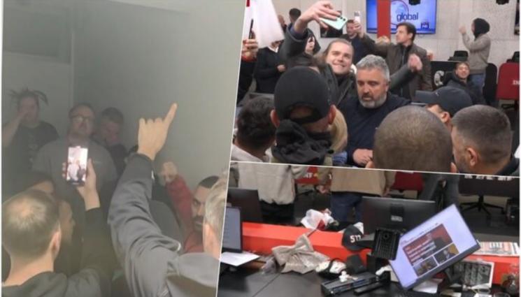 с - Граждани в Белград щурмуваха телевизия, известна с подкрепата си за Вучич