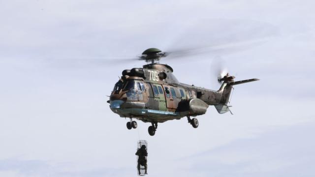 Военни хеликоптери превзеха небето над Крумово: Зрелищни демонстрации за двоен юбилей (СНИМКИ)
