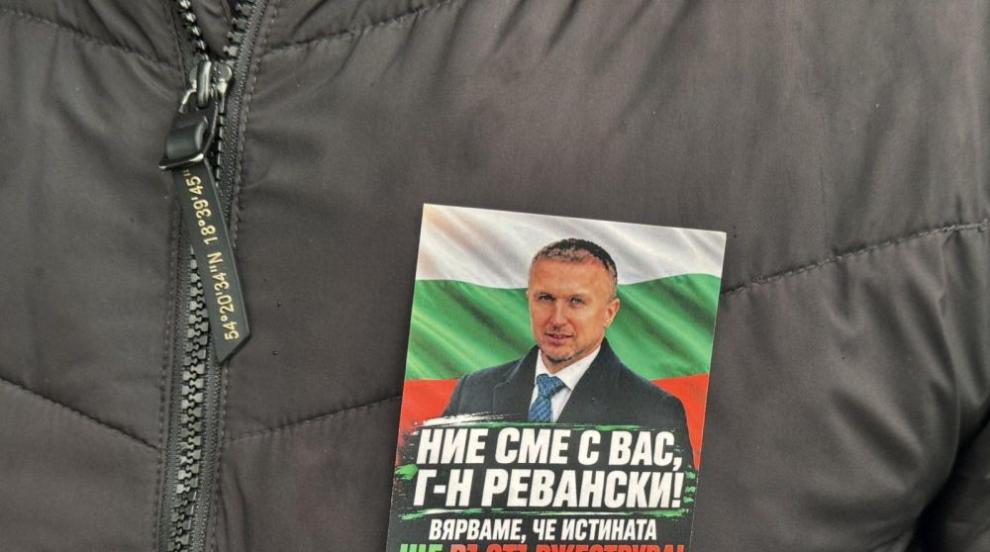 Граждани и членове на ДПС на протест преди съдебното заседание на кметовете на Белица и Сунгурларе (СНИМКИ)