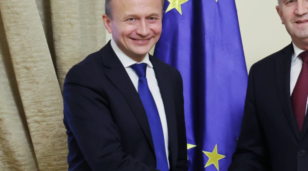 Радев обсъди с еврокомисар Пьотър Серафин бюджета на България за 2027 г.