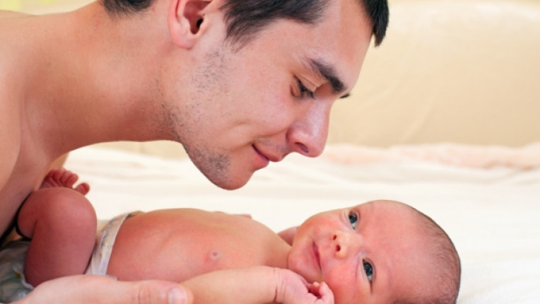 новородено бащи грижи бебе семейство страх родители информираност инстинкт бременност