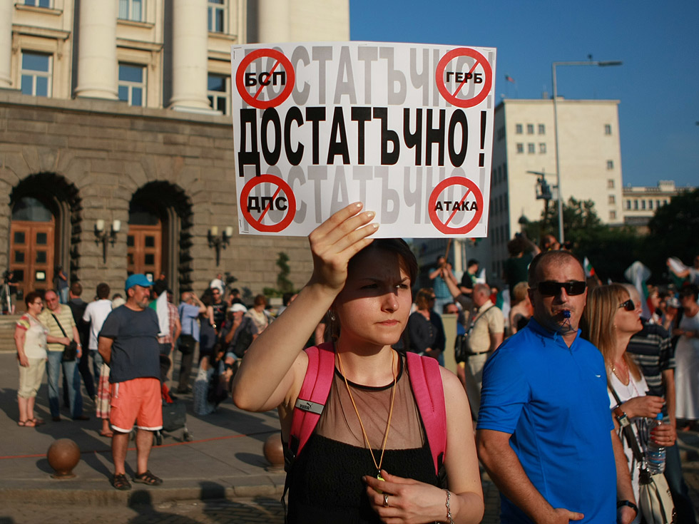 За девети ден десетки хиляди хора поискаха оставка на правителството. Според много от присъстващите на протеста той е бил най-многолюдният досега. От МВР няма информация колко хора са се включили в шествията.