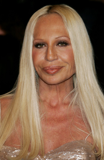 През 2004 г. обаче се оказва, че фамилната компания Versace е затънала в дългове