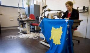 17 март 2008 г. - денят на обявяването на Косово за независимо - шивачка довършва официалния флаг на младата република