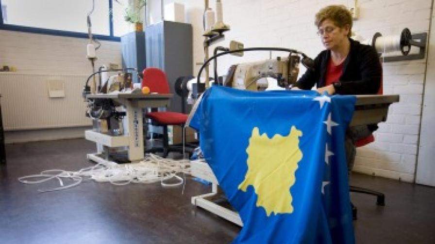 17 март 2008 г. - денят на обявяването на Косово за независимо - шивачка довършва официалния флаг на младата република