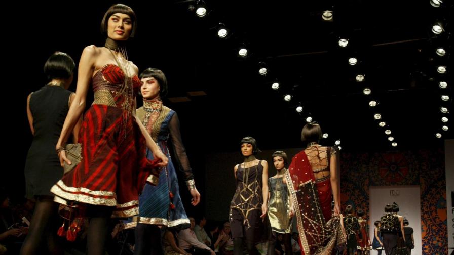 Тъмни багри на модната седмица в Делхи