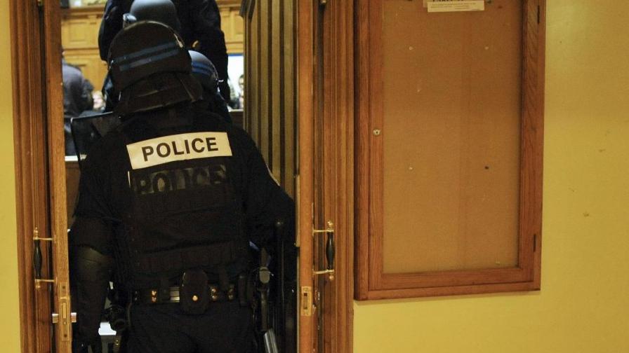 17-годишен стреля по майки до детска градина във Франция