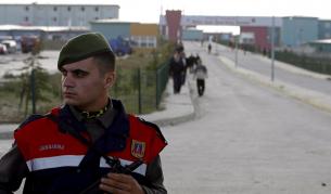 Тежковъпръжена охрана пред затвора Силиври.