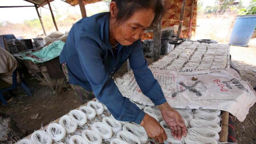 Производство на оризови спагети в Лаос