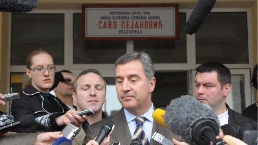 Мило Джуканович говори пред журналисти след като гласува на вчерашните парламентарни избори