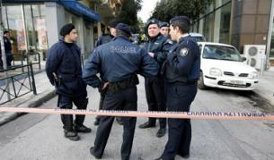 19 март 2009 г. Полицаи са отцепили района на поредната бомба, избухнала в Атина