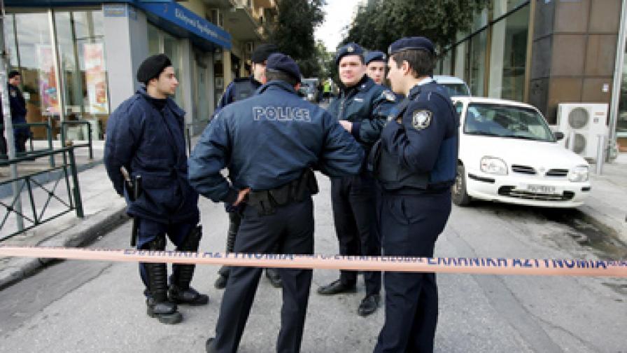 19 март 2009 г. Полицаи са отцепили района на поредната бомба, избухнала в Атина