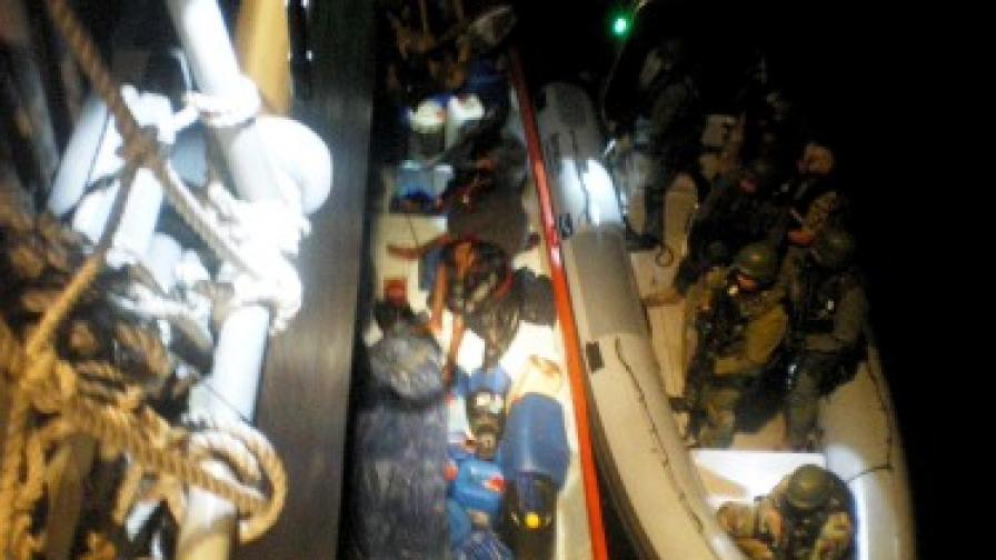 16 българи са на отвлечен от сомалийските пирати британски кораб