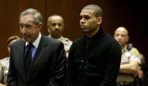 Крис Браун и неговият защитник в съдебната зала