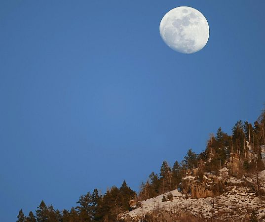 Обвиниха Луната за трусовете под 4 по Рихтер