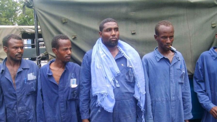На тази снимка от 10 март 2009 г. са сомалийски пирати, хванати от германски моряци и предадени на властите в кенийското пристанище Момбаса