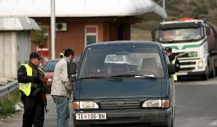 Македонски полицай проверява кола, която има "редовна" регистрация.