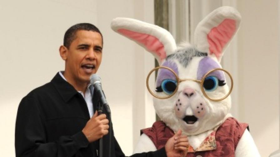 Барак Обама в компанията на бял плюшен великденски заек